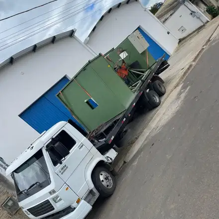 Plataforma pesada com caçamba embarcada