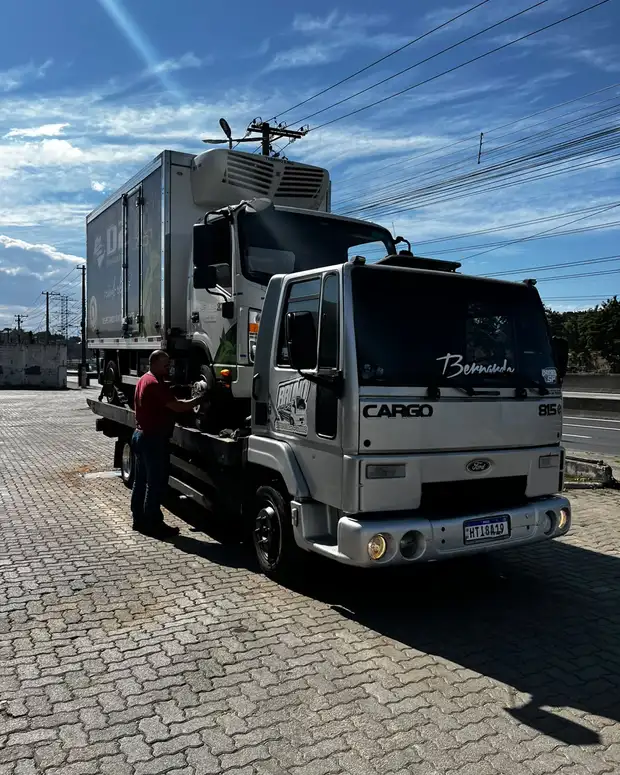 Caminhão baú carregado sendo removido