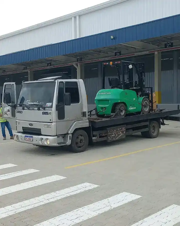 Empilhadeira embarcada em plataforma dentro de galpão