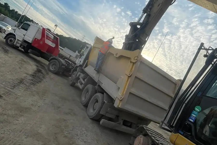 Escavadeira sendo carregada em prancha