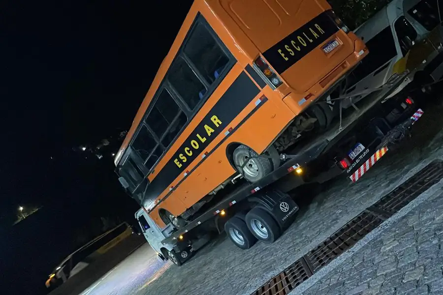 Ônibus escolar embarcado sobre plataforma pesada