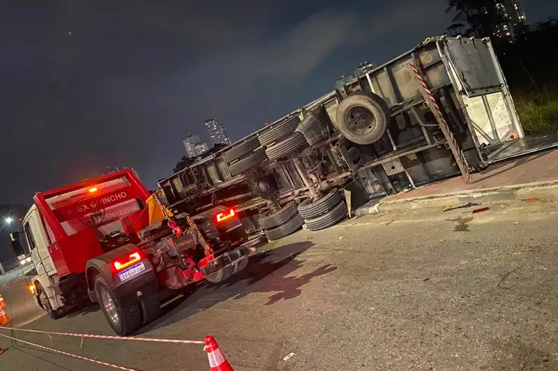 Carreta tombada durante operação noturna de destombamento